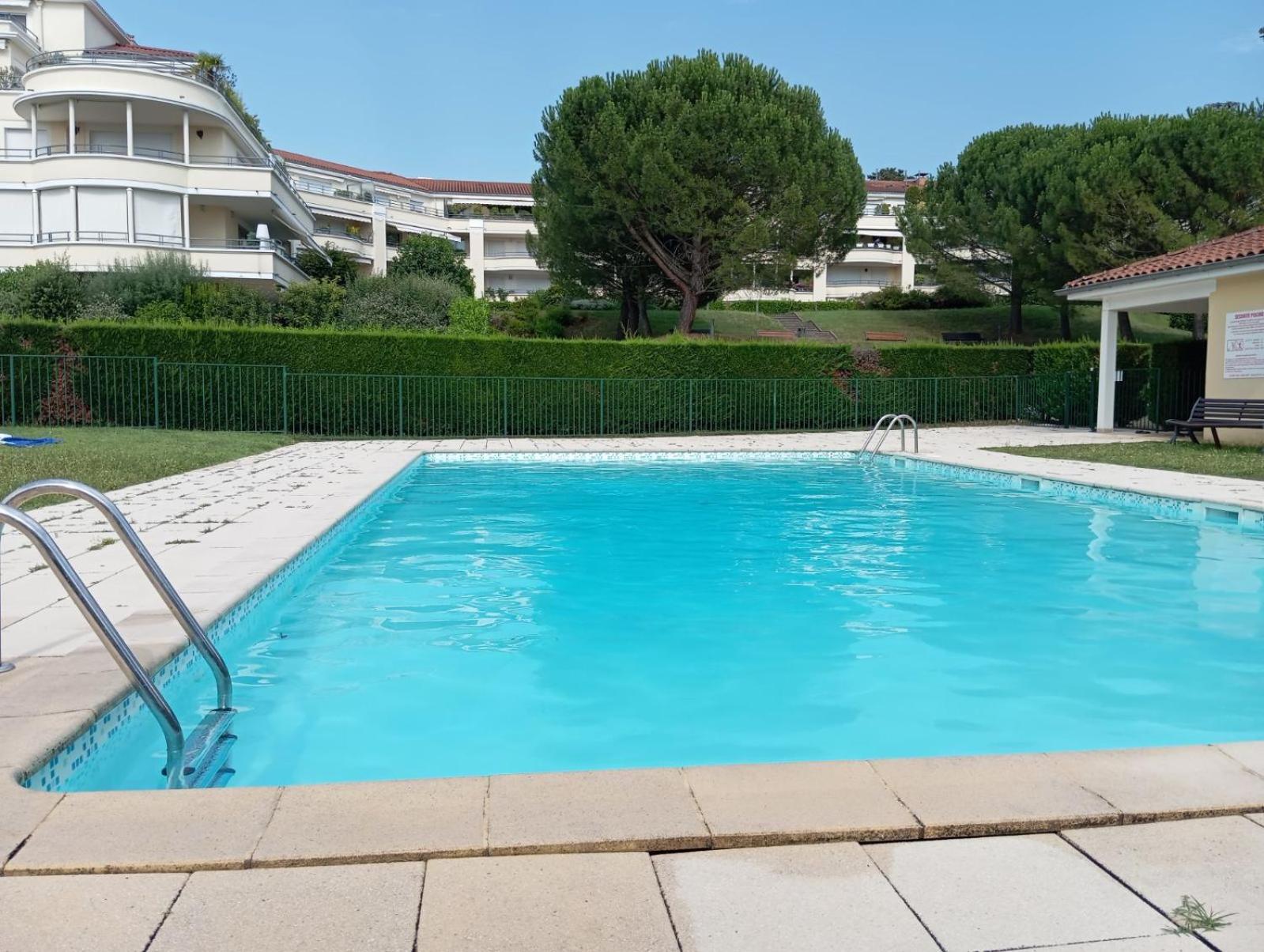 Appartement Entierement Equipe Charbonnieres-les-Bains Exterior photo